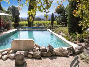 Appartement accueillant avec piscine à Oppède 70 m², vue montagne