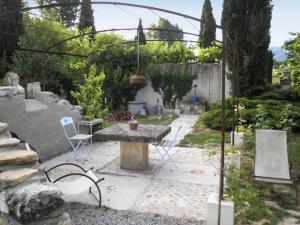 Appartement accueillant avec piscine à Oppède 70 m², vue montagne