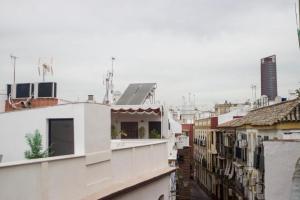Comfortable apartment in Seville with stunning balcony!