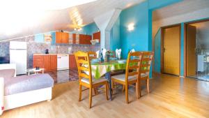 Spacious apartment with terrace and sea view in Jadranovo