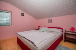 Spacious apartment with terrace and sea view in Jadranovo