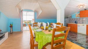 Spacious apartment with terrace and sea view in Jadranovo