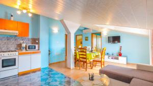 Spacious apartment with terrace and sea view in Jadranovo