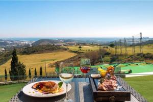 Spacious apartment in La Cala de Mijas with sea view.