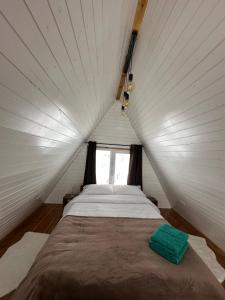 A-Frame Cabin Fizzy Colibița, Jacuzzi, TV & Terasse