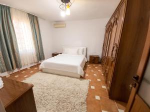 Spacious house in Berat with secure parking.