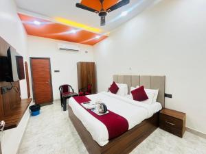 Hotel RL Ramayansh - 300 mtr From Ram Mandir Ayodhya