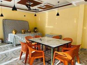 Hotel RL Ramayansh - 300 mtr From Ram Mandir Ayodhya
