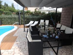 Welcoming Villa in Vantačići with Pool and Sea View