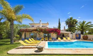 Spacious Villa in Carvoeiro with Private Pool