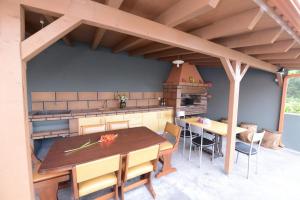 Modern apartment in Prazeres with shared pool, 150 m²