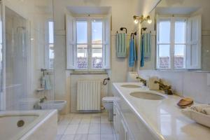 Spacious Apartment in Forte dei Marmi - Sea View & Balcony