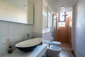 Center Suite - by Viva Domus