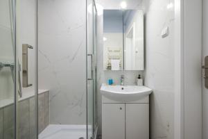 Warsaw Airport Harmony Apartment by BookingHost