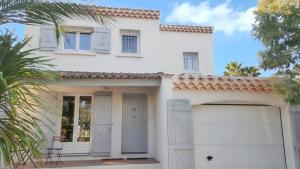 Villa spacieuse à Agde avec piscine et jardin.