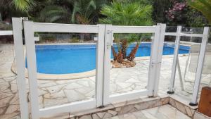 Villa spacieuse à Agde avec piscine et jardin.