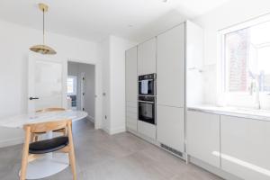 Sleek Scandi-Inspired 2BD Flat Fulham