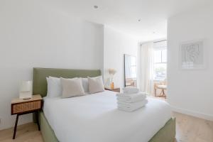 Sleek Scandi-Inspired 2BD Flat Fulham