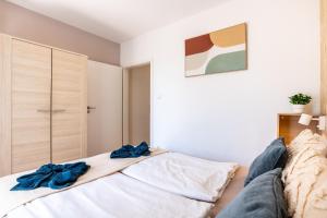 Prime Stay - Modern 2 Bedroom Family Apartment with Balcony & Parking Included