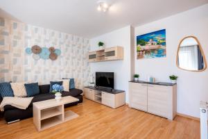 Prime Stay - Modern 2 Bedroom Family Apartment with Balcony & Parking Included