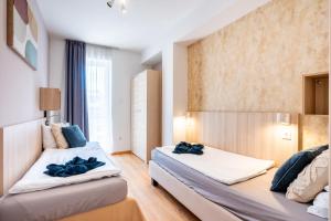 Prime Stay - Modern 2 Bedroom Family Apartment with Balcony & Parking Included