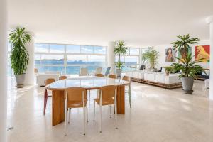 Rio035 - Spacious apartment facing the sea in Copacabana