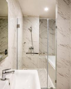 High Floor 1BR I Hot Tub and Pool I BTS Bang Na BKK