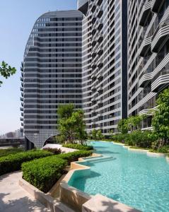 High Floor 1BR I Hot Tub and Pool I BTS Bang Na BKK
