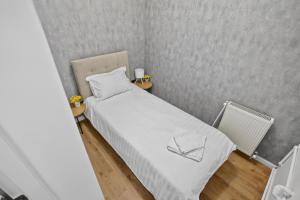 Stylish 3BR Apt Near Old Town