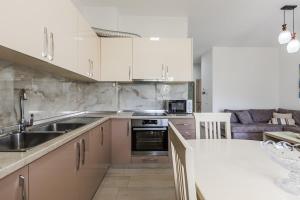 Lalzi Bay Family Retreat 2BR Apartment by PikHost