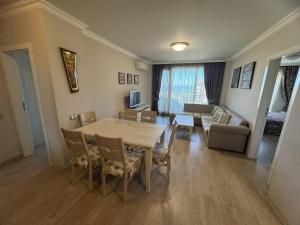 2 Bedroom in Rose Gardens with Pool & Sea View
