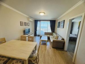 2 Bedroom in Rose Gardens with Pool & Sea View