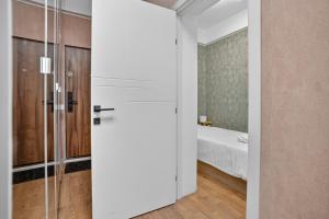 Stylish 3BR Apt Near Old Town