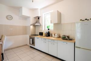 Prime Stay - Deluxe 2 Bedroom Family Apartment with Balcony - Parking Included