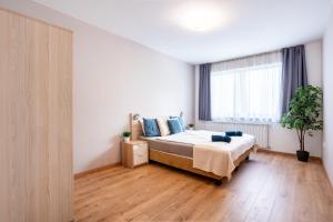 Prime Stay - Deluxe 2 Bedroom Family Apartment with Balcony - Parking Included
