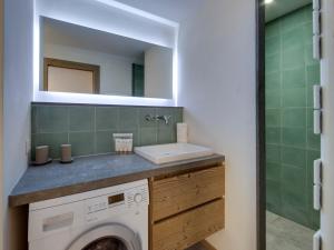 Appartement Duplex Rénové: 3 Pièces, 40m², Parking, Proche Centre Val dIsère - FR-1-567-96