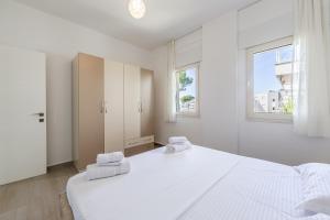 Beachside Family Apartment Balcony & Parking by PikHost