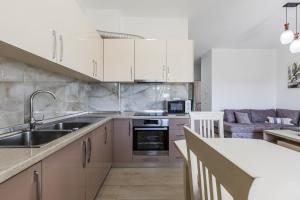 Beachside Family Apartment Balcony & Parking by PikHost