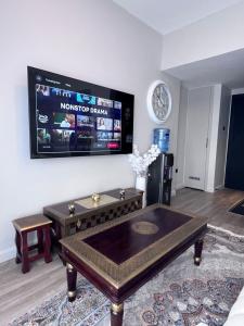 Luxurious high floor studio with rooftop pool & gym