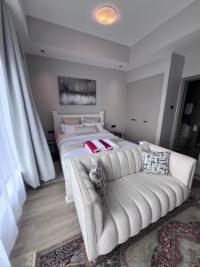 Luxurious high floor studio with rooftop pool & gym