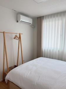 Yeonhuidong 3Rooms , Up to 6 People ,10Mins Drive to Hongdae ,2Floor Single Family Home , Free Parking , Hongje Waterfall