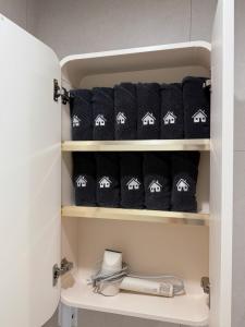 Yeonhuidong 3Rooms , Up to 6 People ,10Mins Drive to Hongdae ,2Floor Single Family Home , Free Parking , Hongje Waterfall