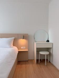 Yeonhuidong 3Rooms , Up to 6 People ,10Mins Drive to Hongdae ,2Floor Single Family Home , Free Parking , Hongje Waterfall