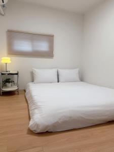 Yeonhuidong 3Rooms , Up to 6 People ,10Mins Drive to Hongdae ,2Floor Single Family Home , Free Parking , Hongje Waterfall