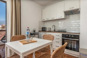 Hygge Home with Seaside ,heated pool and Golf-View Balcony