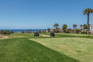 Hygge Home with Seaside ,heated pool and Golf-View Balcony