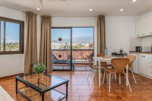 Hygge Home with Seaside ,heated pool and Golf-View Balcony
