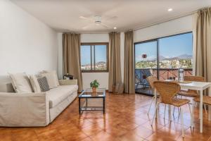 Hygge Home with Seaside ,heated pool and Golf-View Balcony