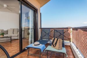Hygge Home with Seaside ,heated pool and Golf-View Balcony
