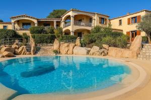 Just 100 meters from the sea with natural pool